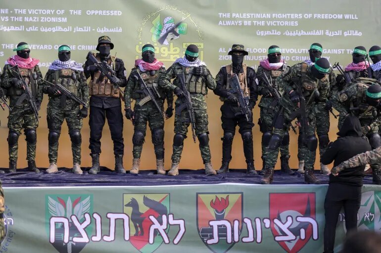 نمایش قدرت حماس در لحظه تحویل ۴ اسیر زن + تصاویر نمایش قدرت حماس در لحظه تحویل ۴ اسیر زن + تصاویر