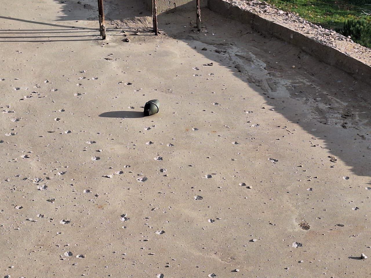 عکس | نارنجک اسرائیلی روی پشت بام خانهای در جنوب لبنان عکس | نارنجک اسرائیلی روی پشت بام خانهای در جنوب لبنان