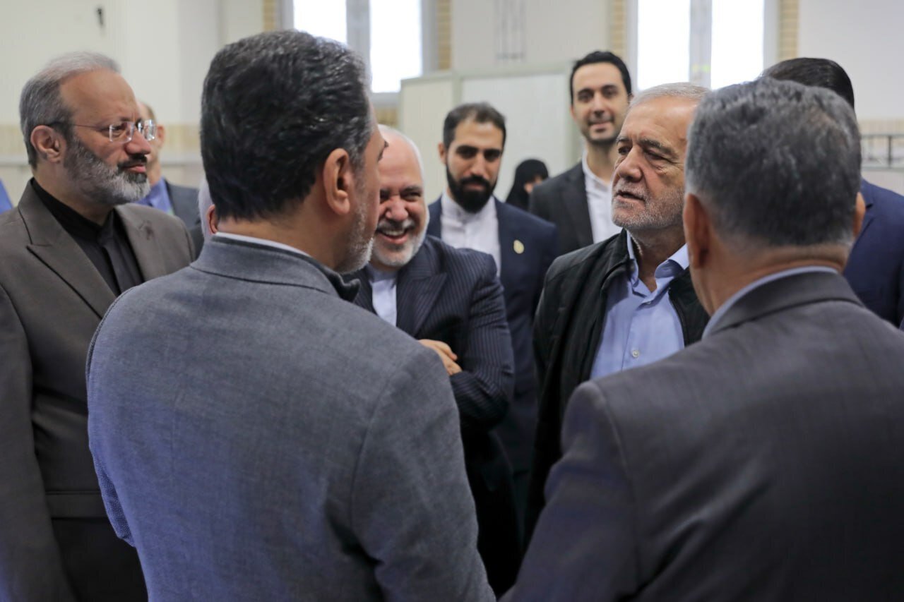 عکسی از ظریف در بیت رهبری بعد از بازگشت از داووس