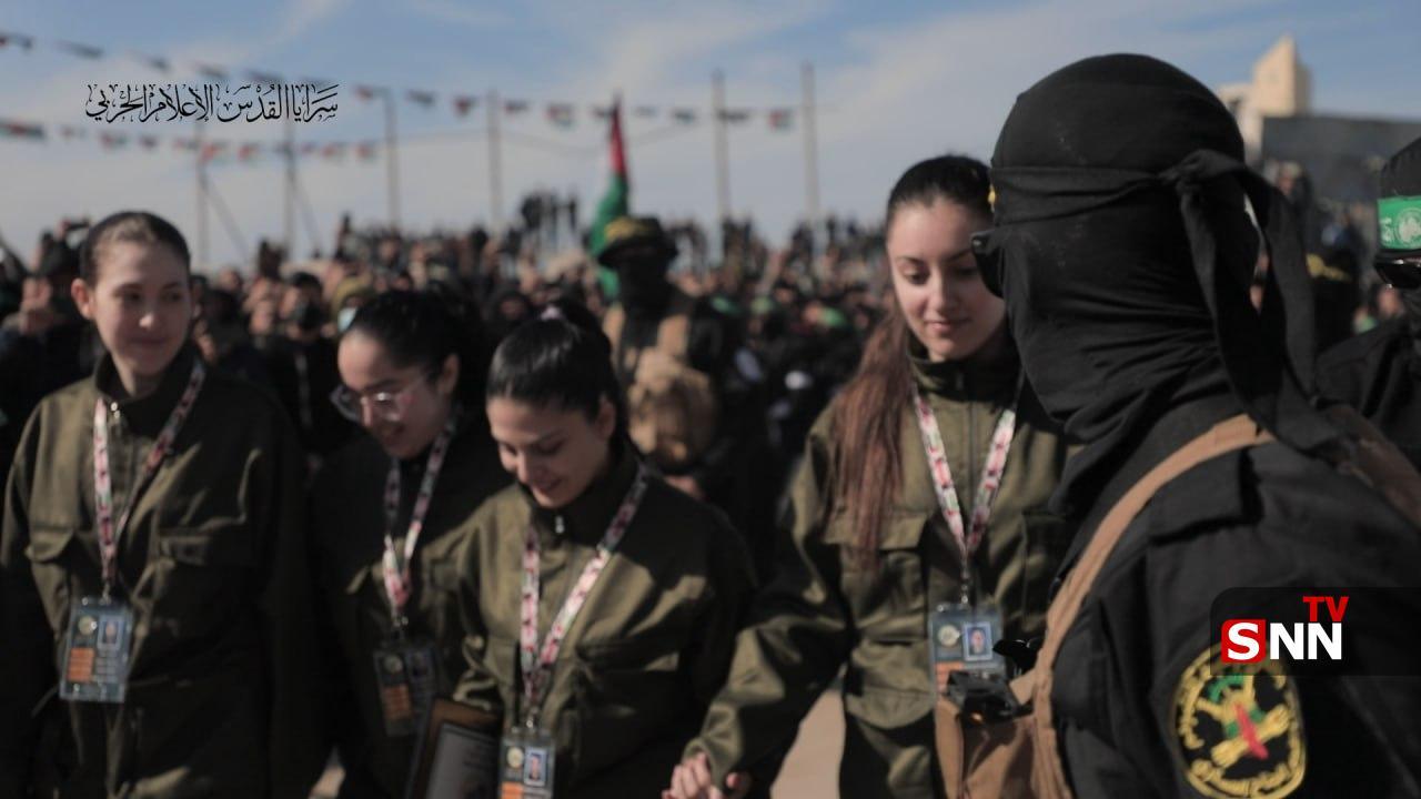 نمایش قدرت حماس در لحظه تحویل ۴ اسیر زن + تصاویر نمایش قدرت حماس در لحظه تحویل ۴ اسیر زن + تصاویر