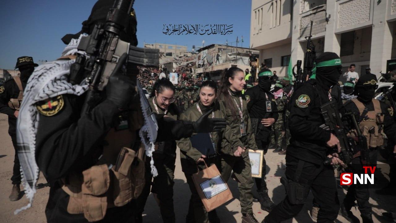نمایش قدرت حماس در لحظه تحویل ۴ اسیر زن + تصاویر نمایش قدرت حماس در لحظه تحویل ۴ اسیر زن + تصاویر