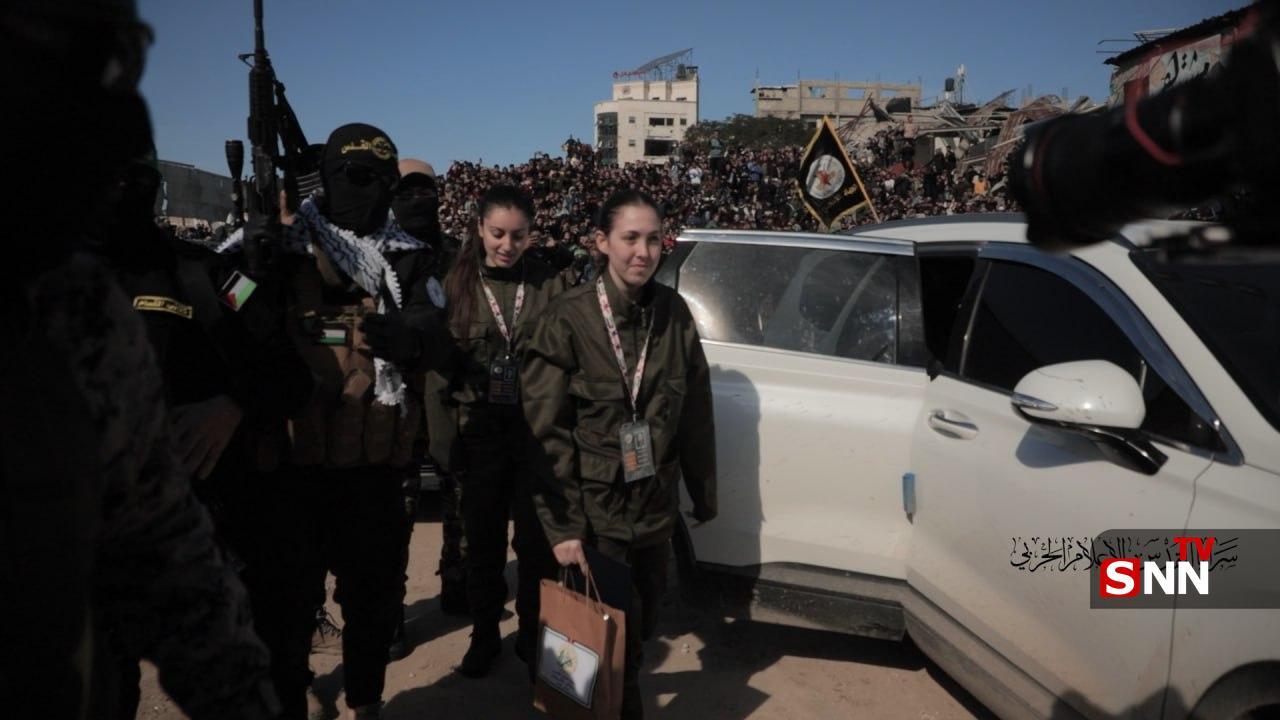 نمایش قدرت حماس در لحظه تحویل ۴ اسیر زن + تصاویر نمایش قدرت حماس در لحظه تحویل ۴ اسیر زن + تصاویر