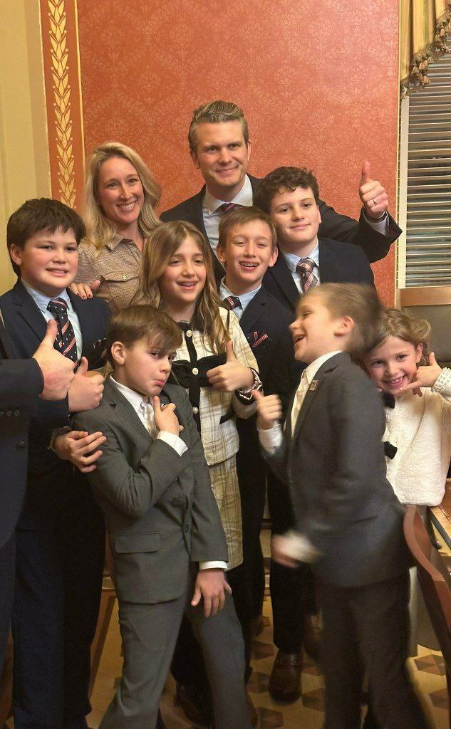 عکس وزیر دفاع آمریکا در کنار ۷ فرزندش پربازدید شد عکس وزیر دفاع آمریکا در کنار ۷ فرزندش پربازدید شد