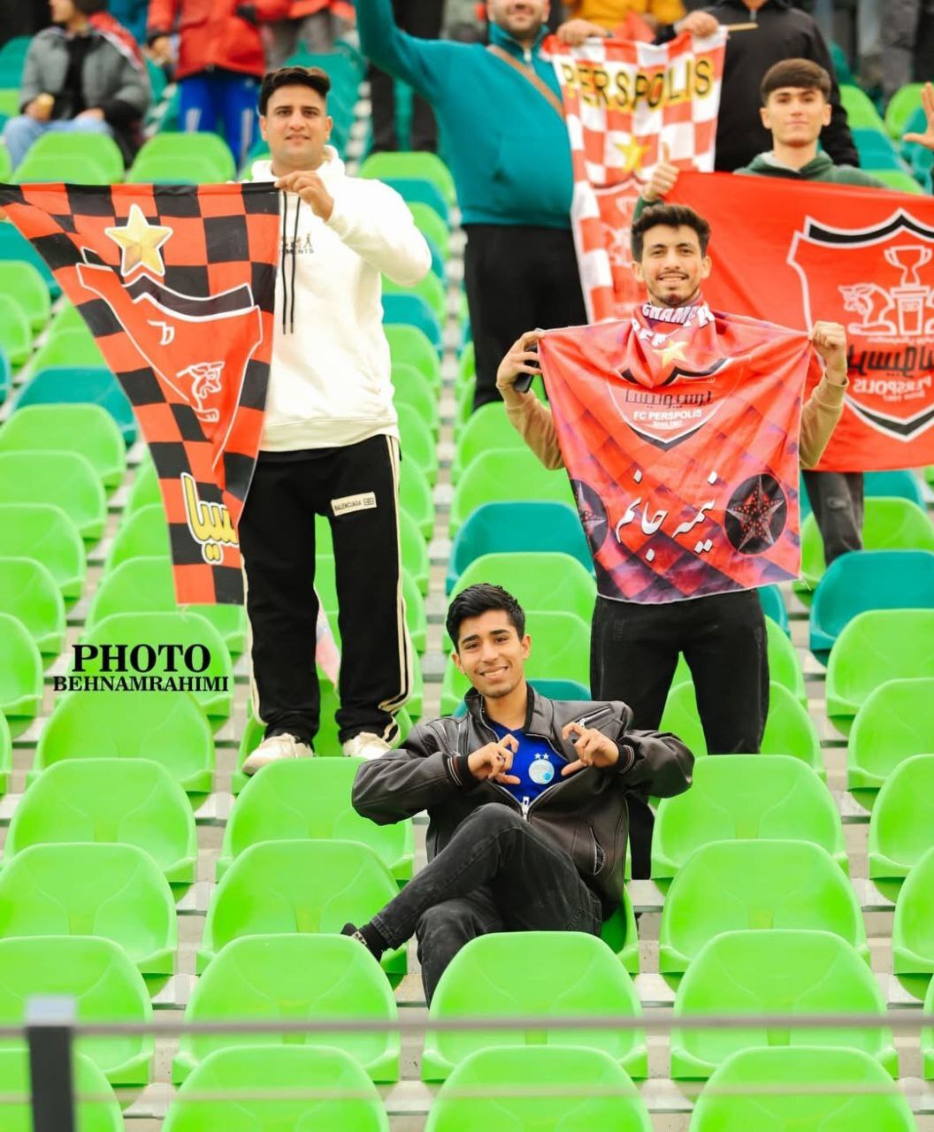 فیگور خاص یک استقلالی در ورزشگاه کاملا قرمز آزادی