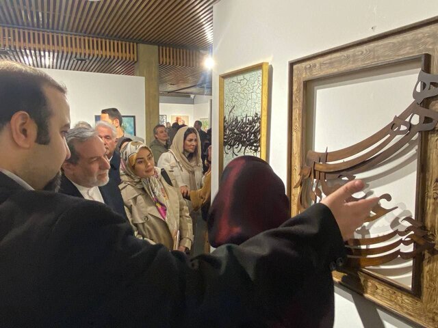 بازدید عراقچی و همسر جوانش از نمایشگاه خاص نیاوران