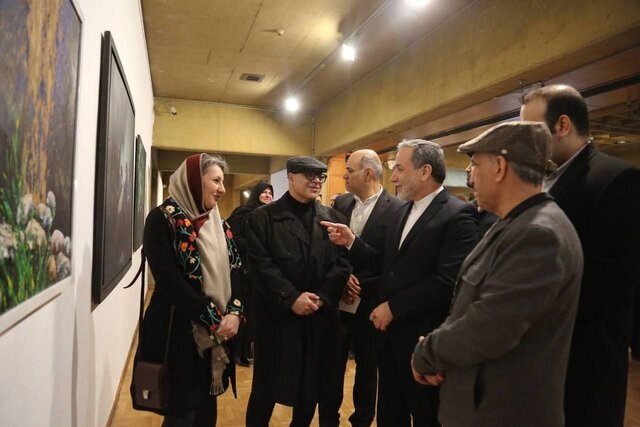 بازدید عراقچی و همسر جوانش از نمایشگاه خاص نیاوران