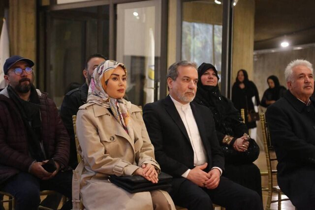 بازدید عراقچی و همسر جوانش از نمایشگاه خاص نیاوران