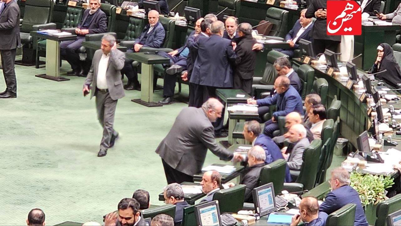 تصاویری از حال و هوای مجلس در روز استیضاح همتی