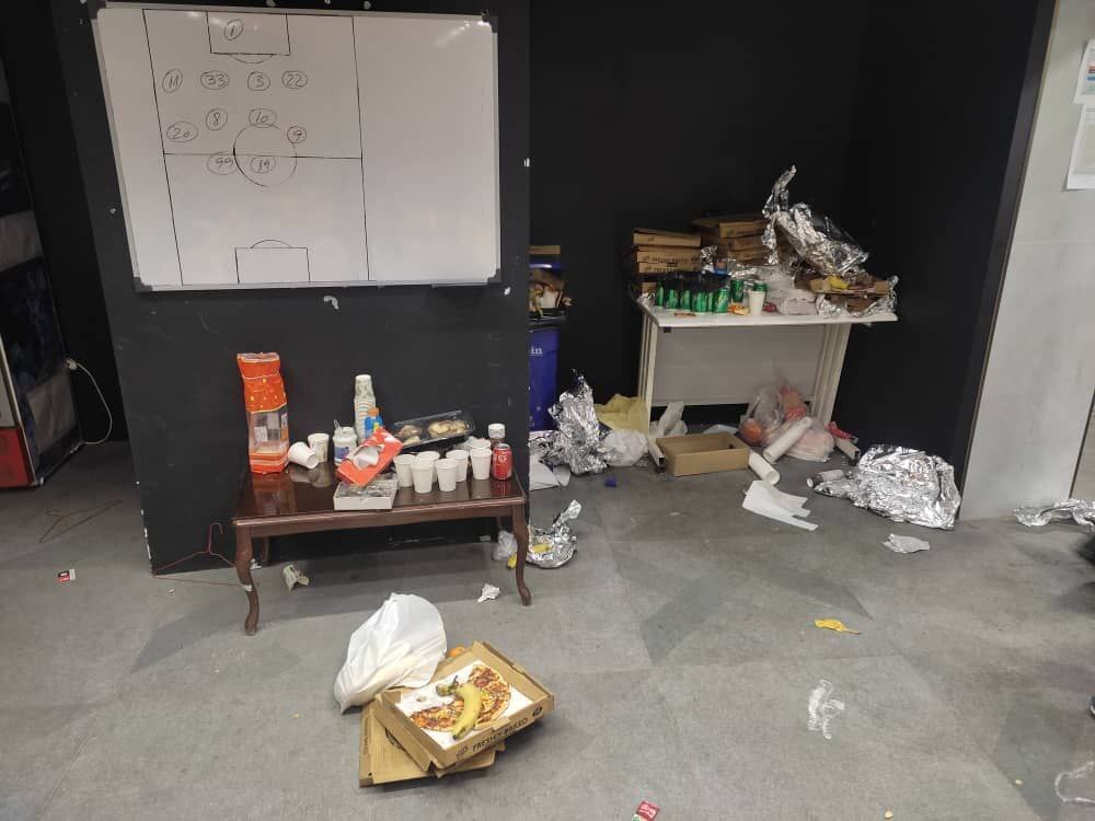 تصاویر | عکس‌های عجیب از رختکن التعاون در ورزشگاه یادگار!