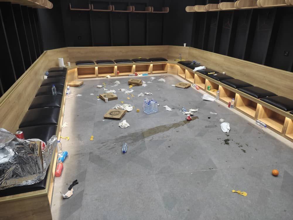 تصاویر | عکس‌های عجیب از رختکن التعاون در ورزشگاه یادگار!