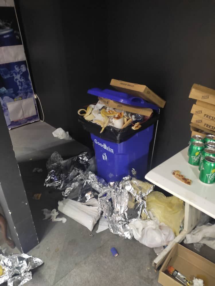 تصاویر | عکس‌های عجیب از رختکن التعاون در ورزشگاه یادگار!