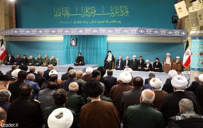 آیه معنادار نصبشده در محل دیدار امروز رهبر انقلاب آیه معنادار نصبشده در محل دیدار امروز رهبر انقلاب