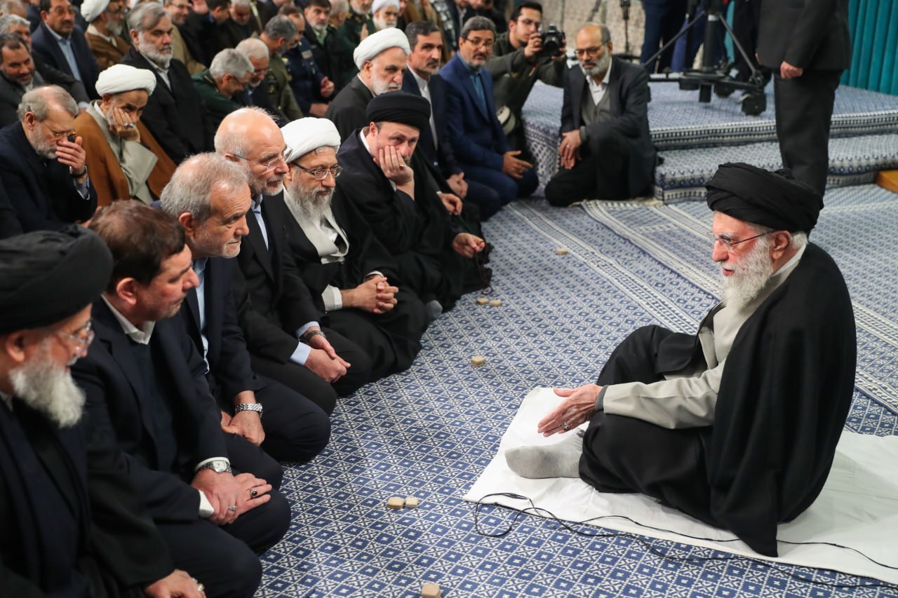 چند قاب متفاوت از رهبر معظم انقلاب و مسئولان نظام چند قاب متفاوت از رهبر معظم انقلاب و مسئولان نظام