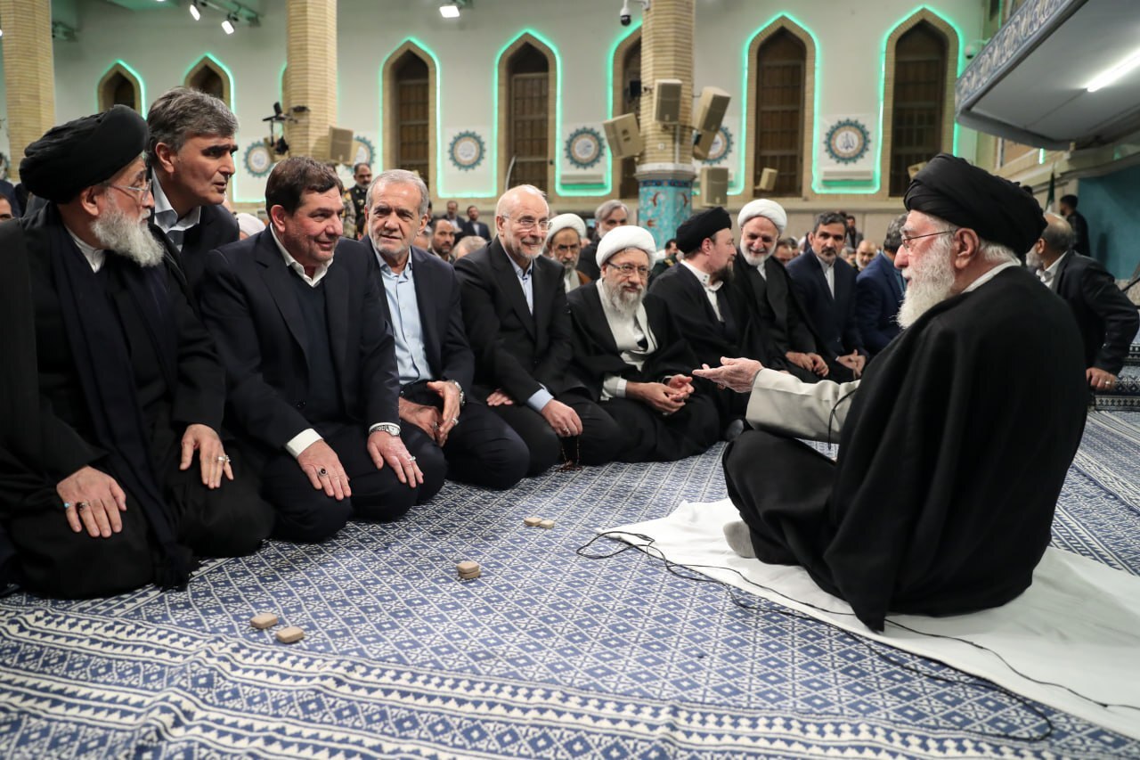 چند قاب متفاوت از رهبر معظم انقلاب و مسئولان نظام چند قاب متفاوت از رهبر معظم انقلاب و مسئولان نظام