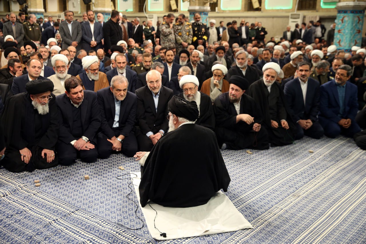 چند قاب متفاوت از رهبر معظم انقلاب و مسئولان نظام چند قاب متفاوت از رهبر معظم انقلاب و مسئولان نظام