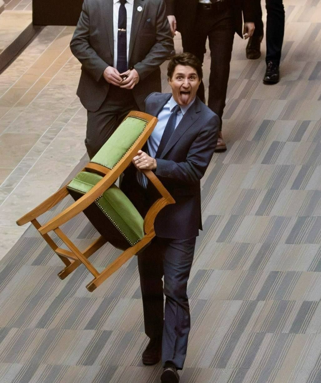 عکس پُربازدید از جاستین ترودو در حال ترک پارلمان