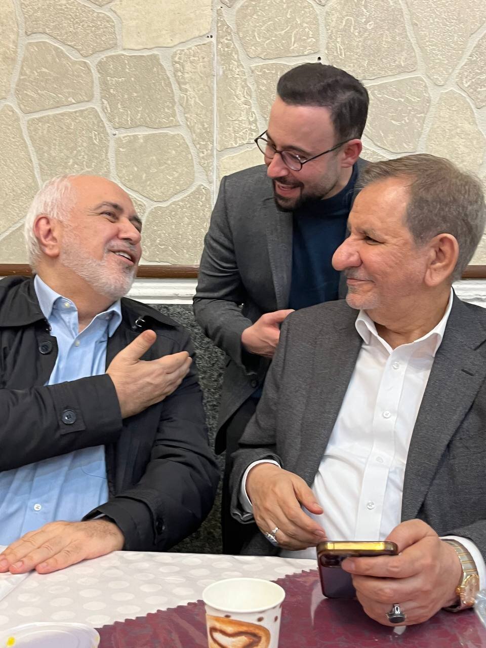 سلفی حسن روحانی و ابطحی در یک مراسم افطاری