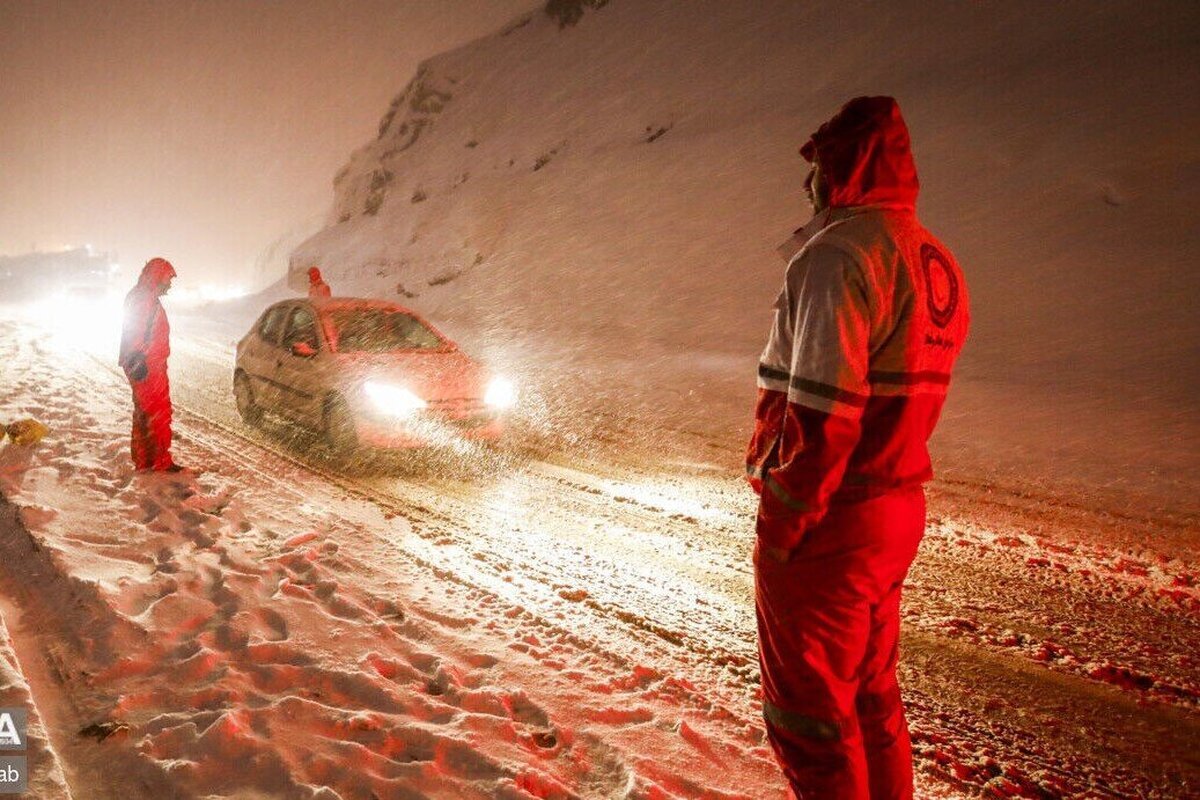 بارش شدید برف در یک جاده در شب