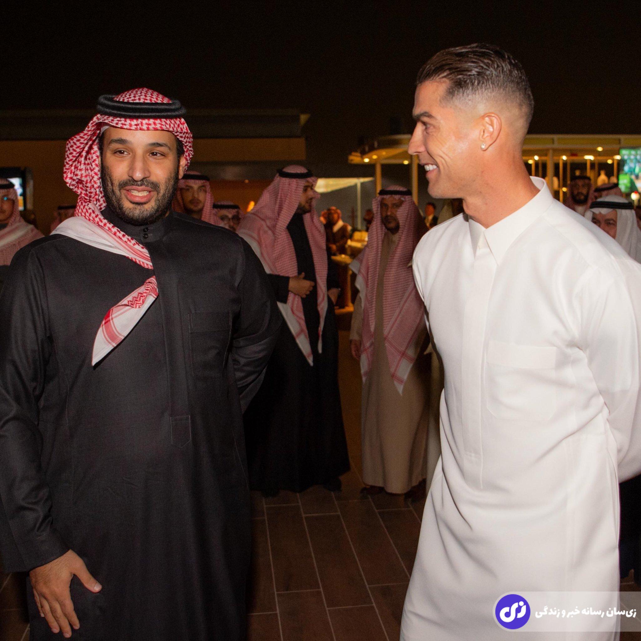عکس | کریستیانو رونالدو با لباس عربستانی کنار بن سلمان