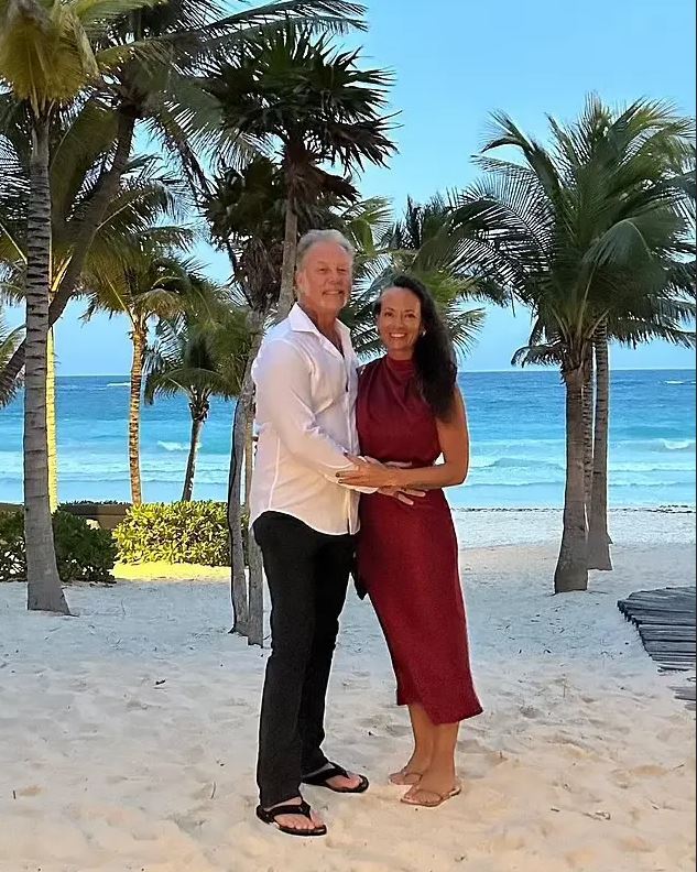 تغییر ظاهر جیمز هتفیلد؛ خواننده‌ی افسانه‌ای متالیکا در تعطیلات در کنار نامزد جوانش