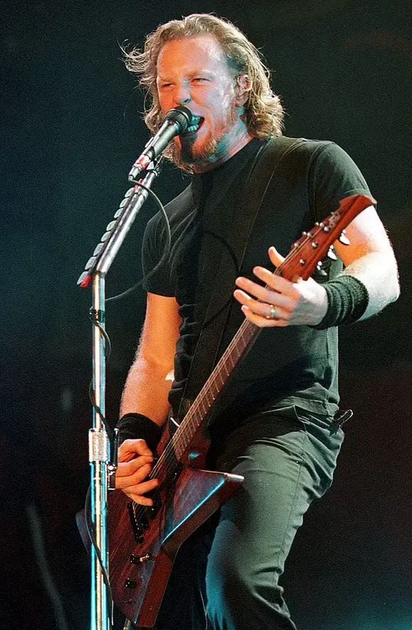 تغییر ظاهر جیمز هتفیلد؛ خواننده‌ی افسانه‌ای متالیکا در تعطیلات در کنار نامزد جوانش