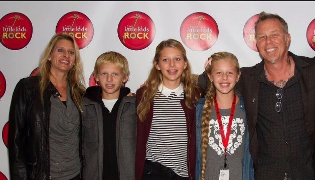 تغییر ظاهر جیمز هتفیلد؛ خواننده‌ی افسانه‌ای متالیکا در تعطیلات در کنار نامزد جوانش