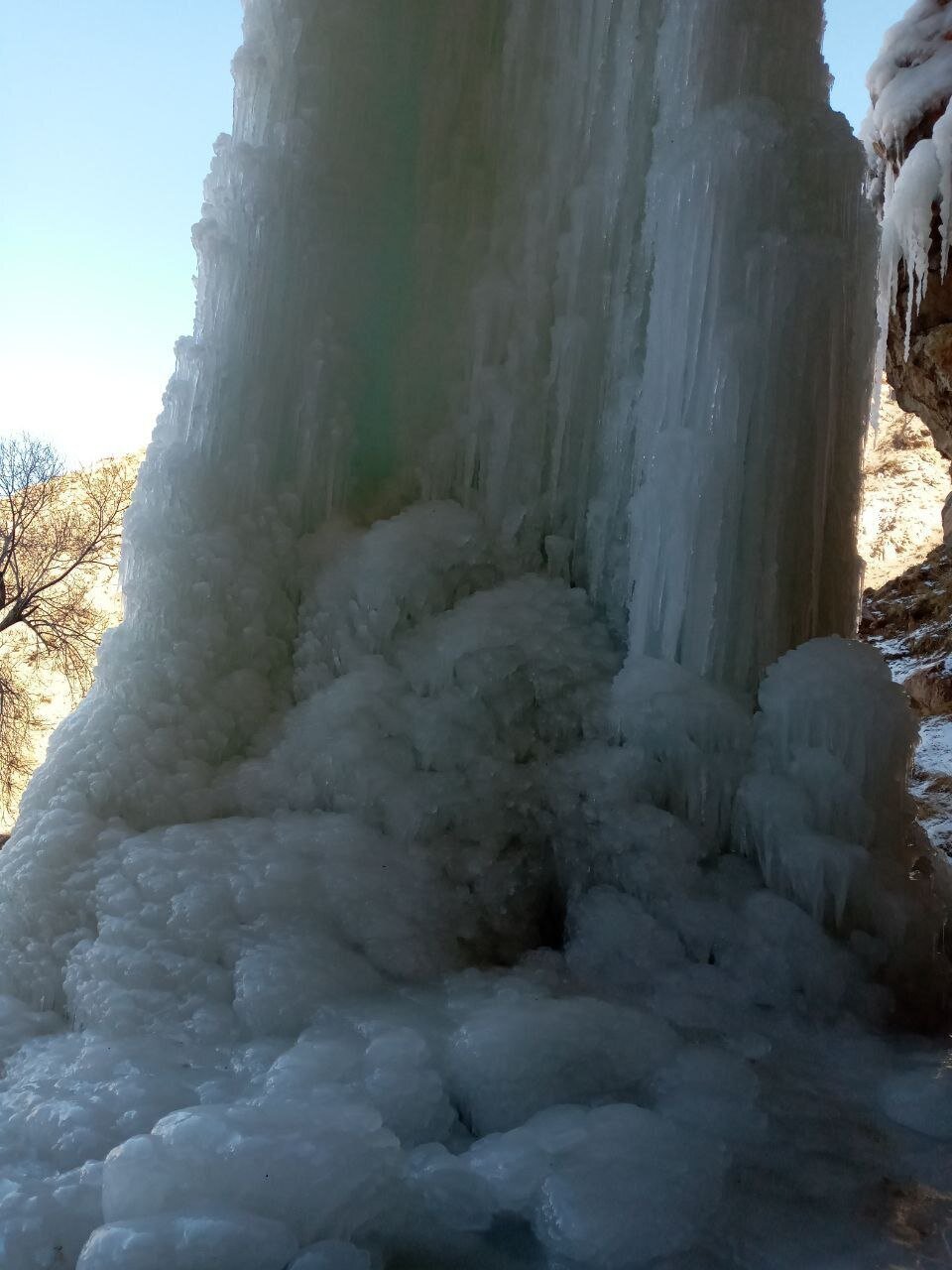 تصاویر شگفتانگیز از آبشار یخزده در تبریز تصاویر شگفتانگیز از آبشار یخزده در تبریز