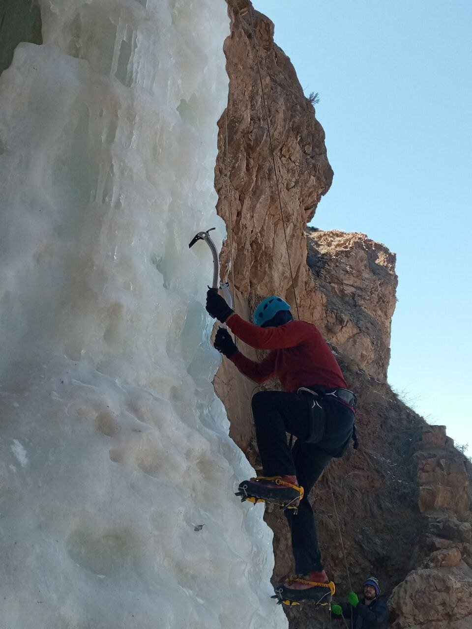 تصاویر شگفتانگیز از آبشار یخزده در تبریز تصاویر شگفتانگیز از آبشار یخزده در تبریز