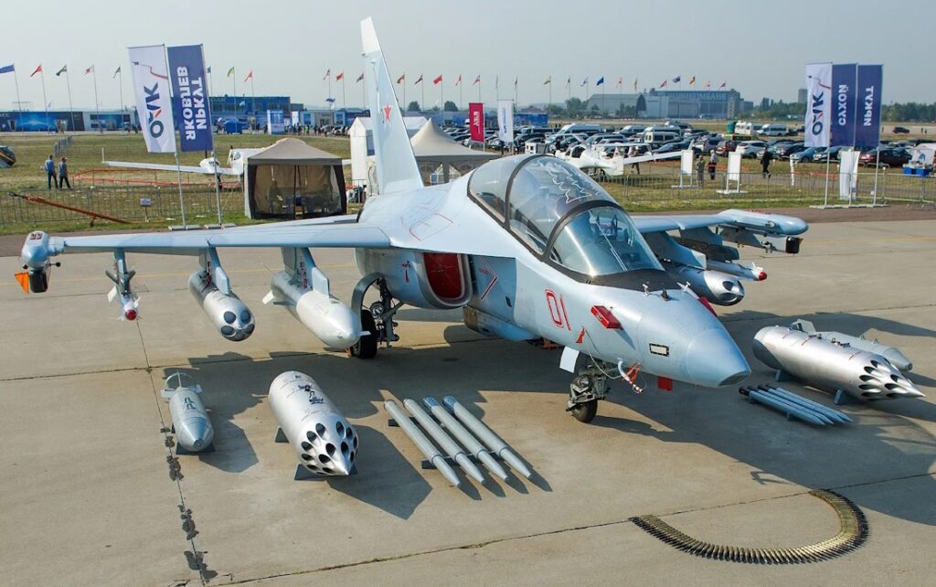 رونمایی از جنگنده «یاک ۱۳۰» در رزمایش ذوالفقار ۱۴۰۳ ارتش ایران