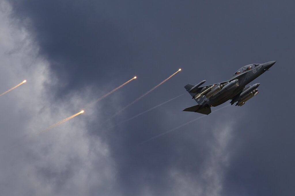 رونمایی از جنگنده «یاک ۱۳۰» در رزمایش ذوالفقار ۱۴۰۳ ارتش ایران