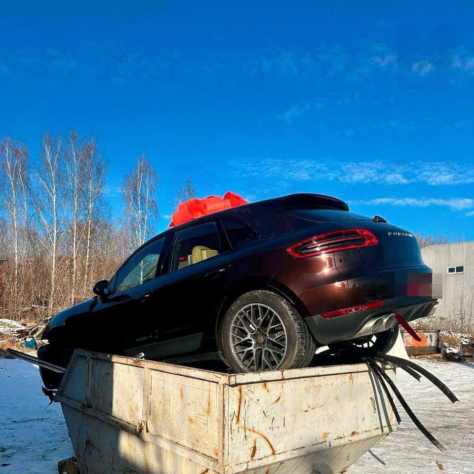 اتفاق عجیب؛ مردی پورشه ماکان خود را به سطل زباله انداخت