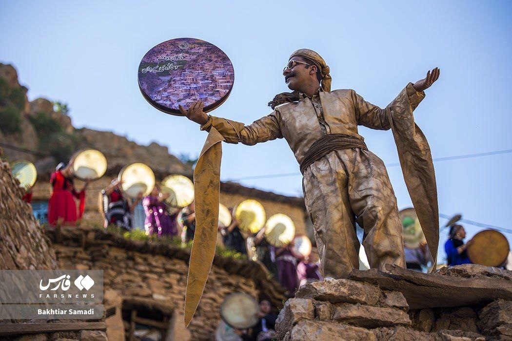 (عکس) جشن هزار دف، با سانسور تصاویر زنان نوازنده! (عکس) جشن هزار دف، با سانسور تصاویر زنان نوازنده!