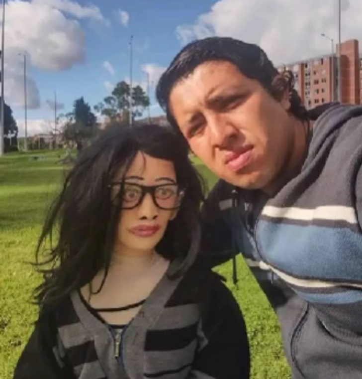 مردی که از یک عروسک صاحب فرزند شده خاطرات زندگی عجیبش را به اشتراک می گذارد