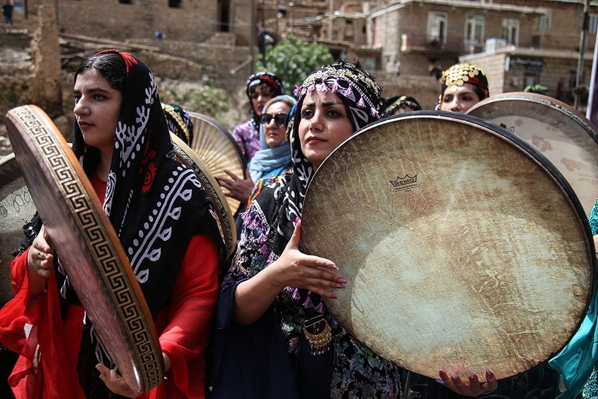 (ویدئو) حمله گاو به حاضرین در مراسم «هزار دف» کردستان