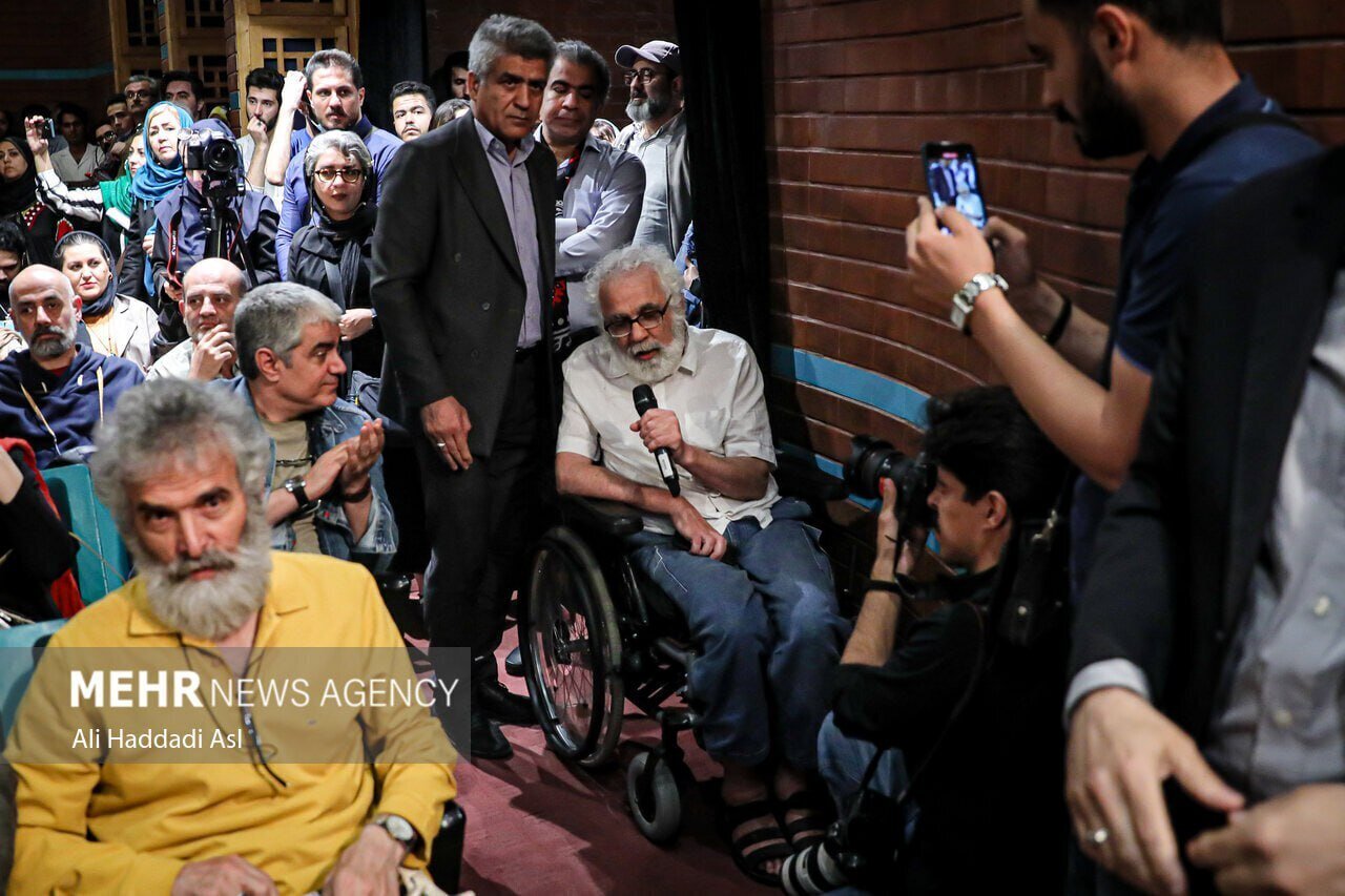 تصویری باورنکردنی از بهروز افخمی روی ویلچر؛ بیماری افخمی چیست؟