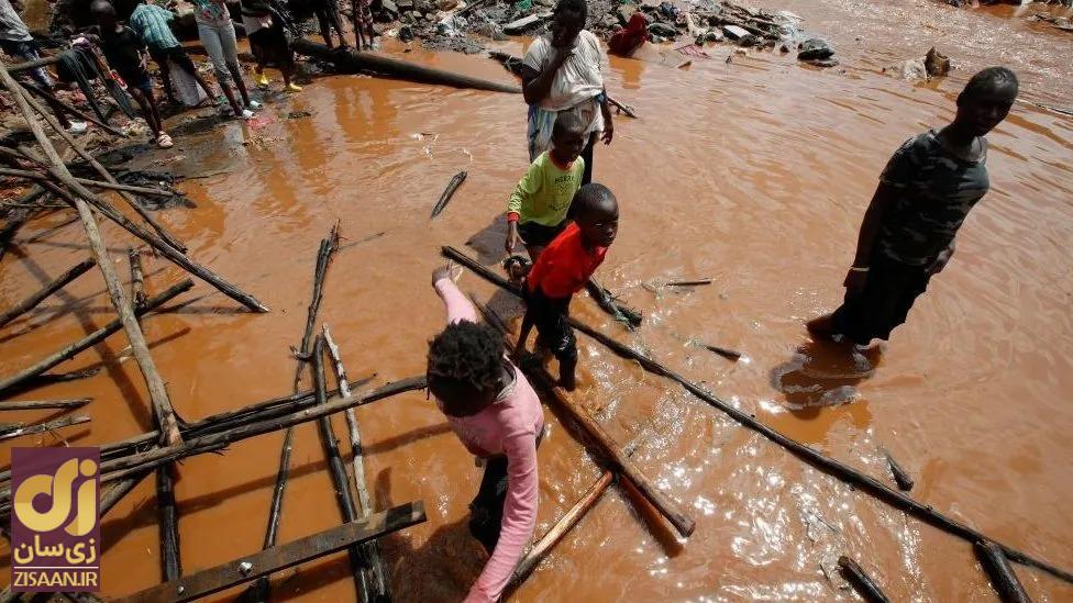 (تصاویر) تصاویری عجیب و آخرالزمانی از سیل کنیا که وایرال شد