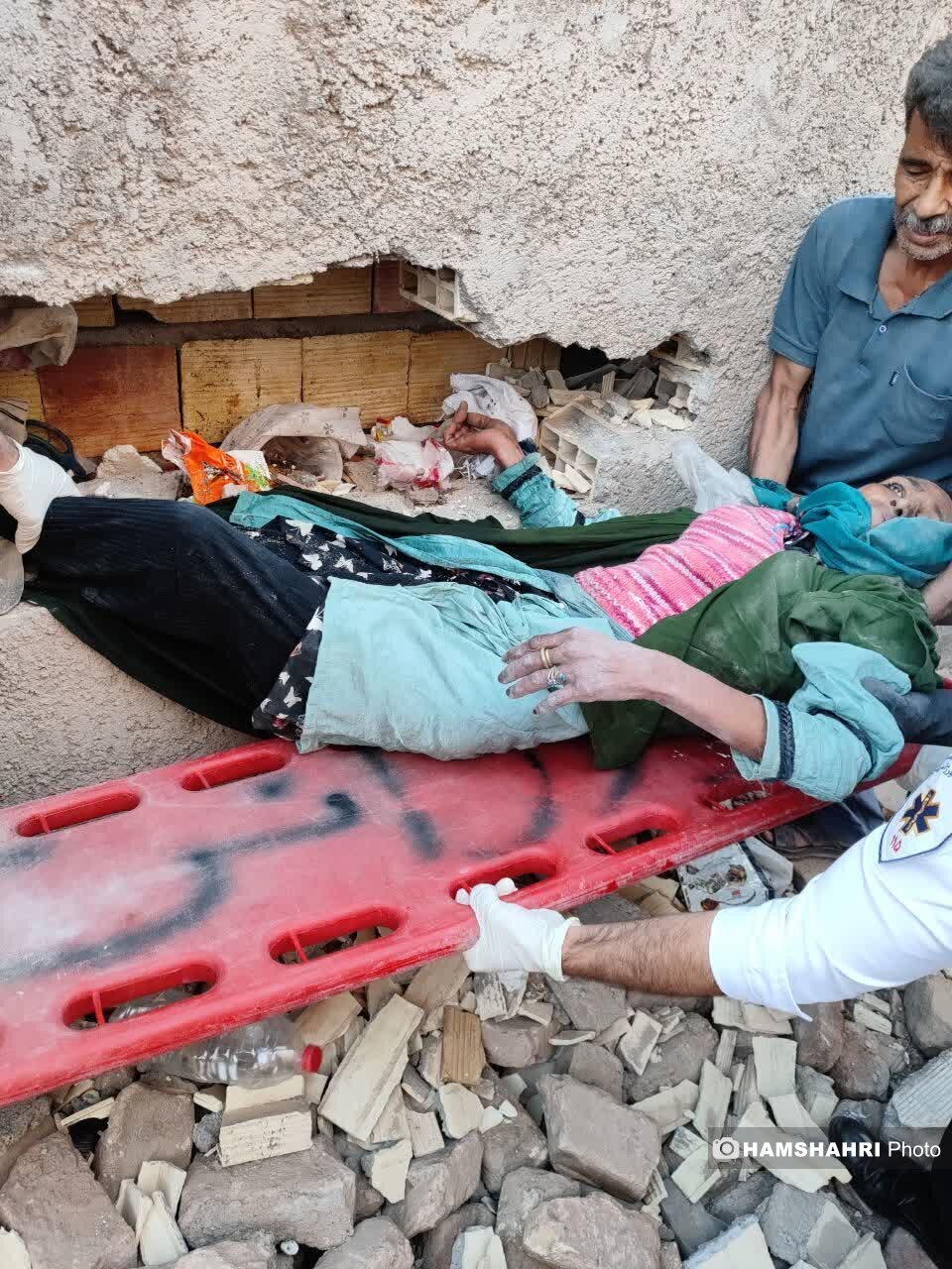 (تصاویر) نجات زن زباله‌گرد که ۴ روز بین درز ۲ دیوار گرفتار بود