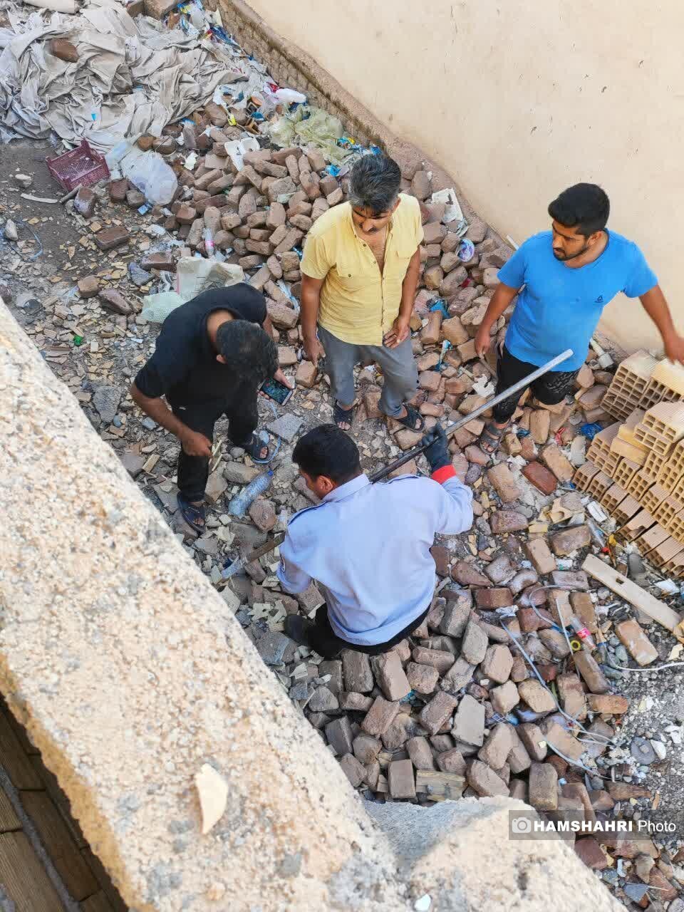 (تصاویر) نجات زن زباله‌گرد که ۴ روز بین درز ۲ دیوار گرفتار بود