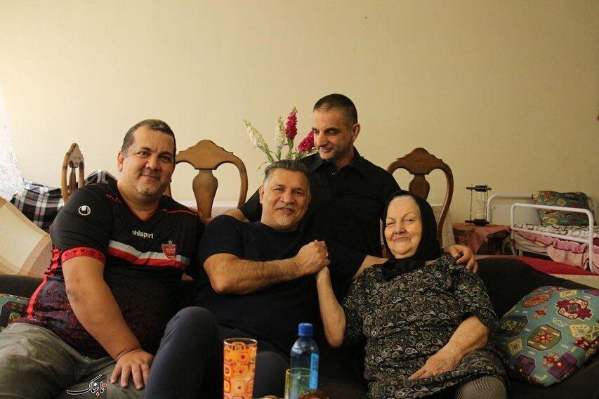 علی دایی بر پیشانی این زن بوسه زد