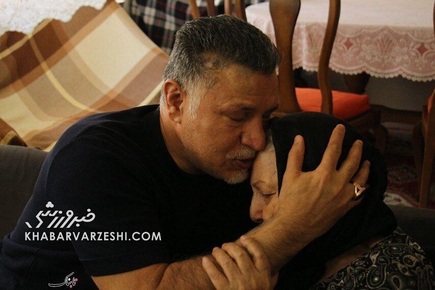 علی دایی بر پیشانی این زن بوسه زد