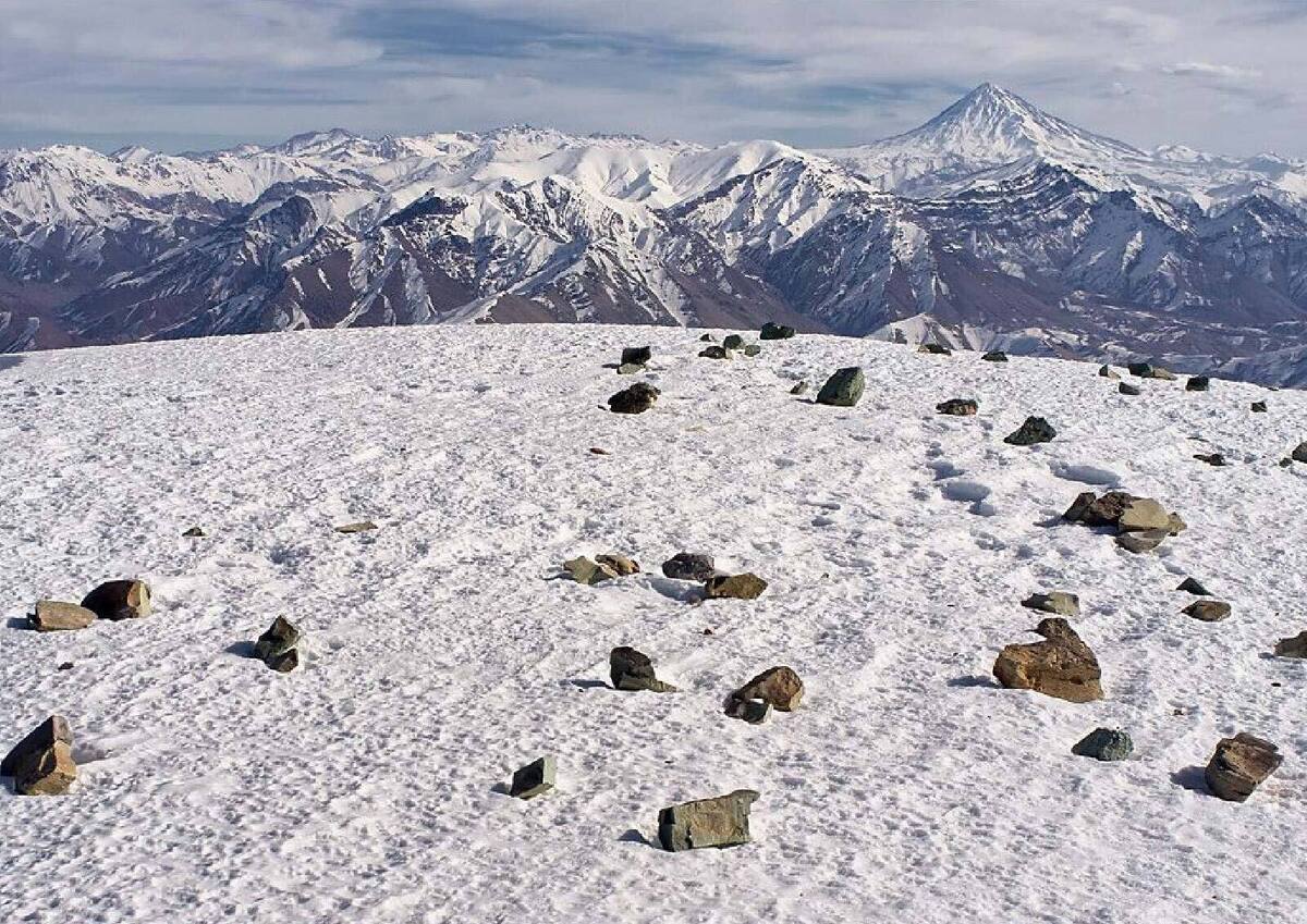 بارش شدید برف بهاری در قله توچال تهران + ویدئو