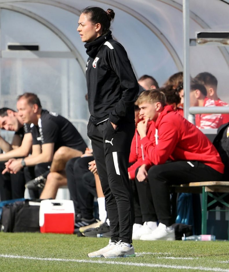 اولین سرمربی زن در فوتبال مردان انتخاب شد اولین سرمربی زن در فوتبال مردان انتخاب شد