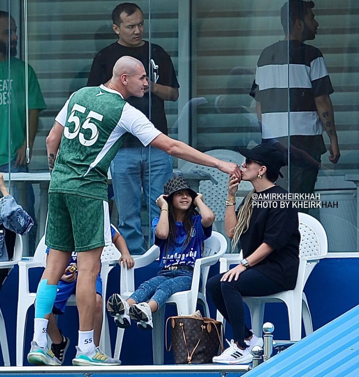 بوسه همسر ستاره استقلال بر دستان او + عکس بوسه همسر ستاره استقلال بر دستان او + عکس