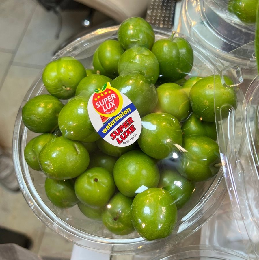 (عکس) عجیب و باورنکردنی؛ میوه فروشی که روی گوجه سبز برچسب هندوانه زد