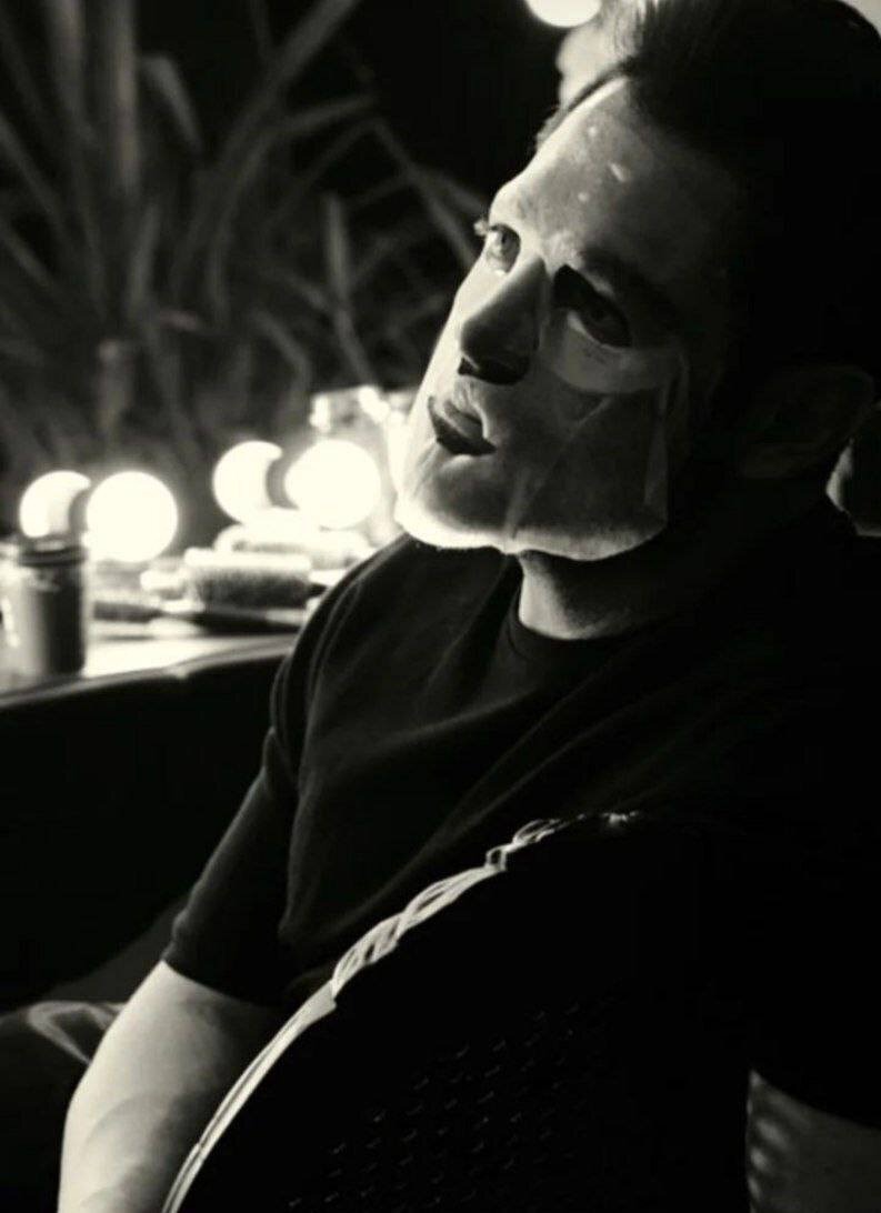 (عکس) چهره عجیب محمدرضا گلزار حین انجام ماسک پوست صورت (عکس) چهره عجیب محمدرضا گلزار حین انجام ماسک پوست صورت