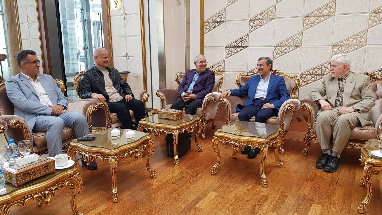 (تصویر) سفر عجیب «محمود»؛ چرا احمدی‌نژاد به مجارستان رفت؟