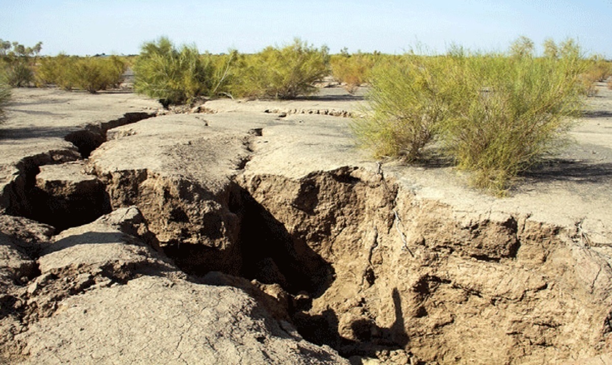 ترک‌خوردگی عمیق و فرونشست در تخت جمشید، نقش رستم و نقش جهان