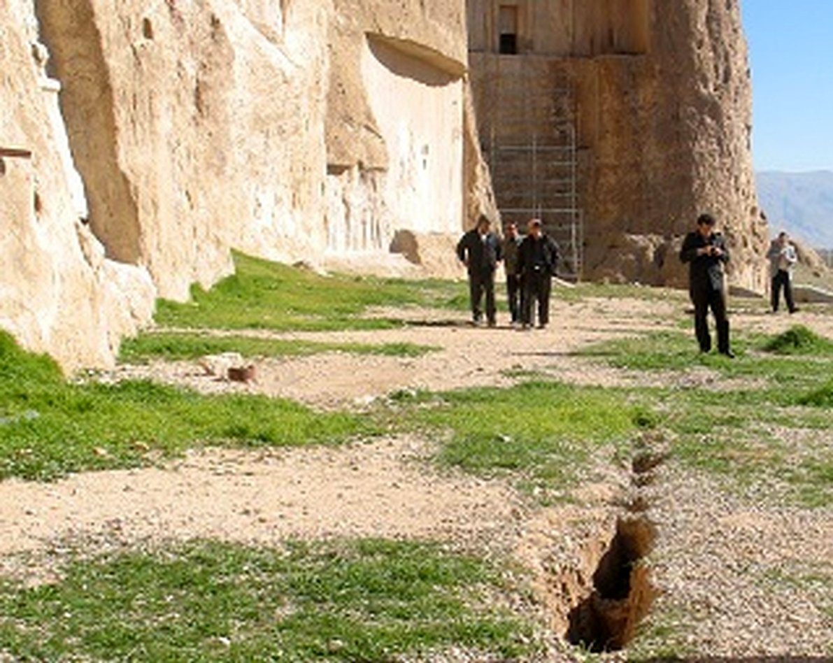 ترک‌خوردگی عمیق و فرونشست در تخت جمشید، نقش رستم و نقش جهان