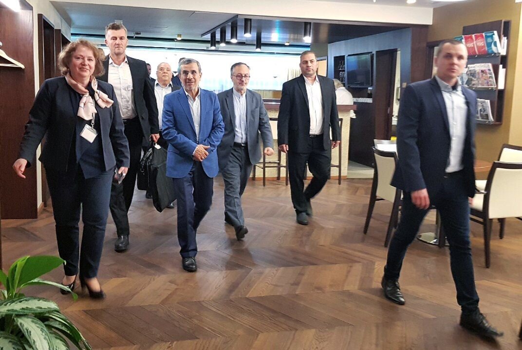 تیپ و استایل خاص احمدی‌نژاد در سفر به مجارستان + عکس