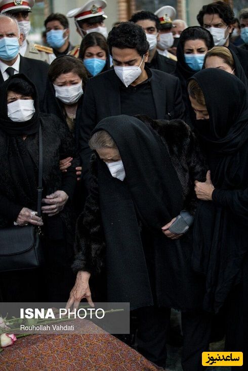 گریه‌های تلخ همسر اول محمدرضا شجریان در مراسم تشییع اسطوره تکرار نشدنی موسیقی+عکس